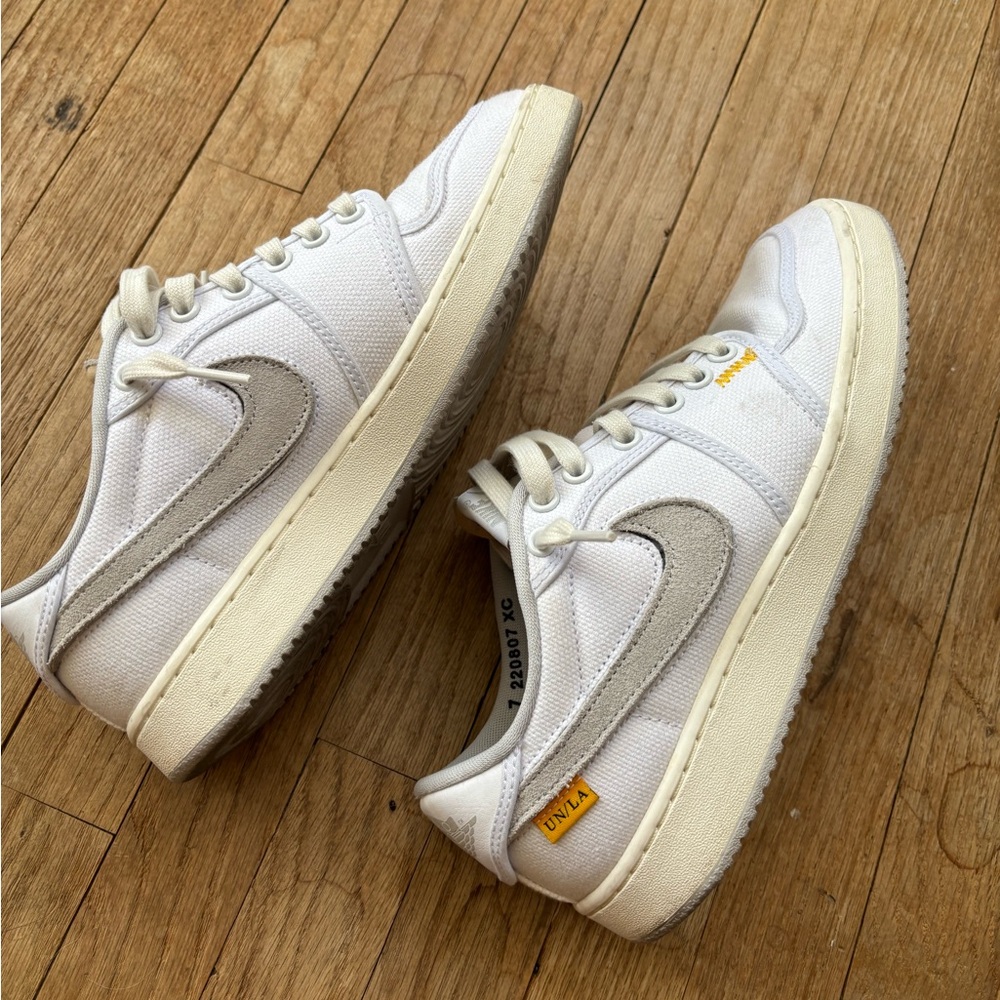 AJKO 1 Low x UNION White/Sail/University
Gold/Neutral Grey